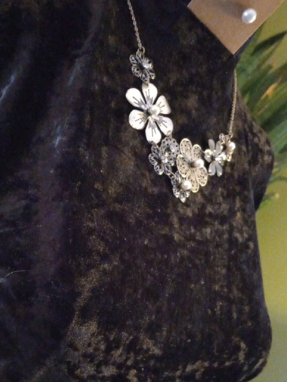 Vintage Silver Floral & Pearl Centers Necklace with White Pearl Studs - Picture 7 of 9
